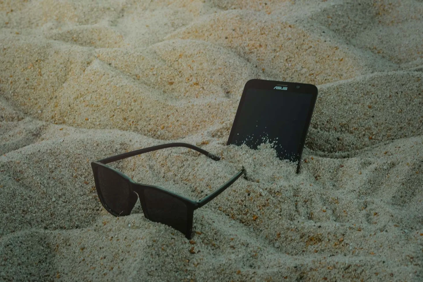 Smartphone expuesto al sol: ¿cuáles son los riesgos?