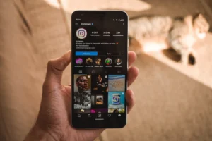 Le mode sombre réduit-il vraiment la fatigue visuelle ?
