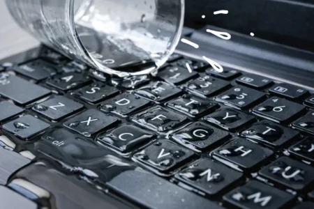 Mon PC portable a pris l’eau, comment le sécher ?