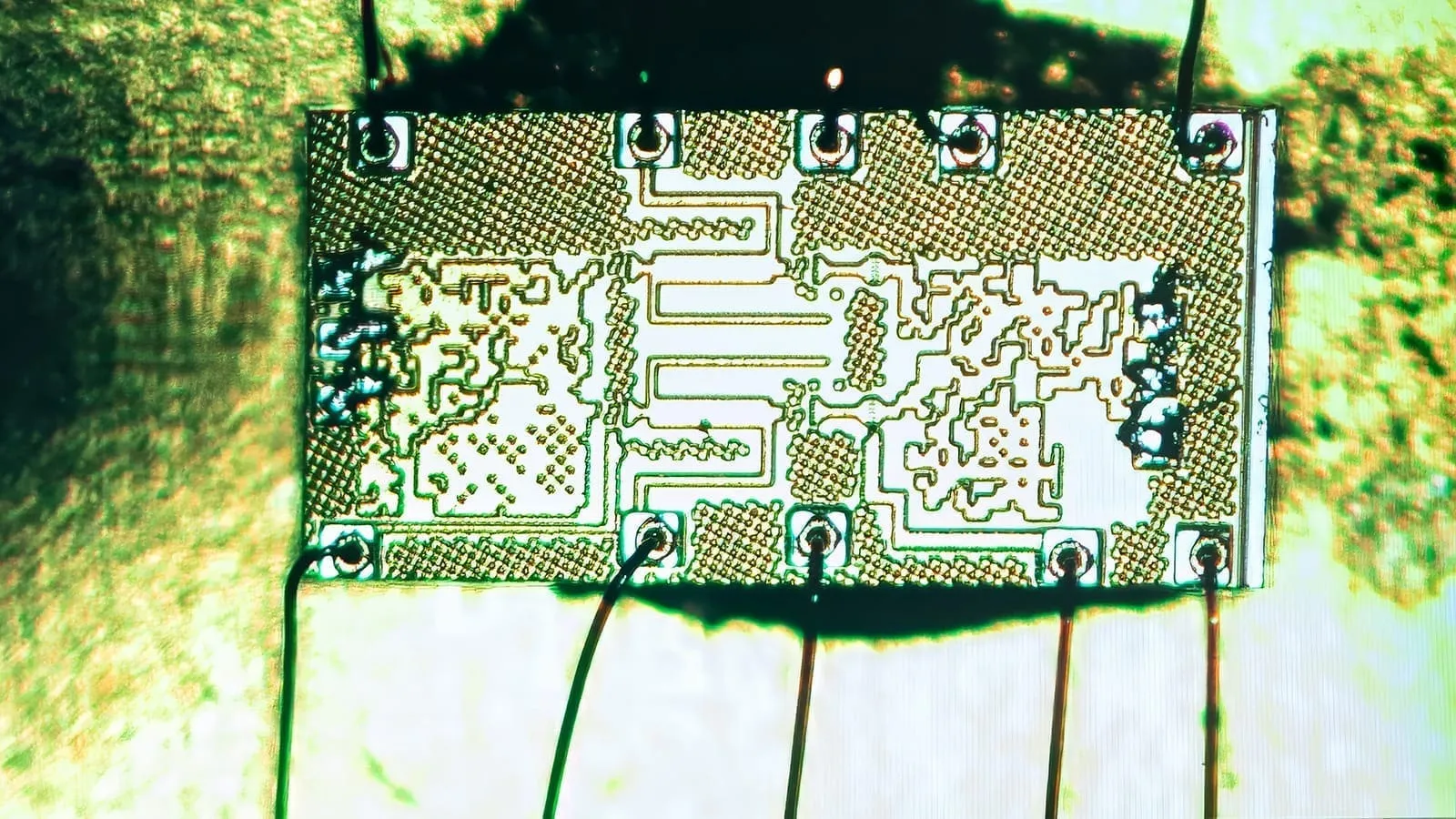 Un circuit RF conçu par IA une géométrie chaotique pour des performances inégalées