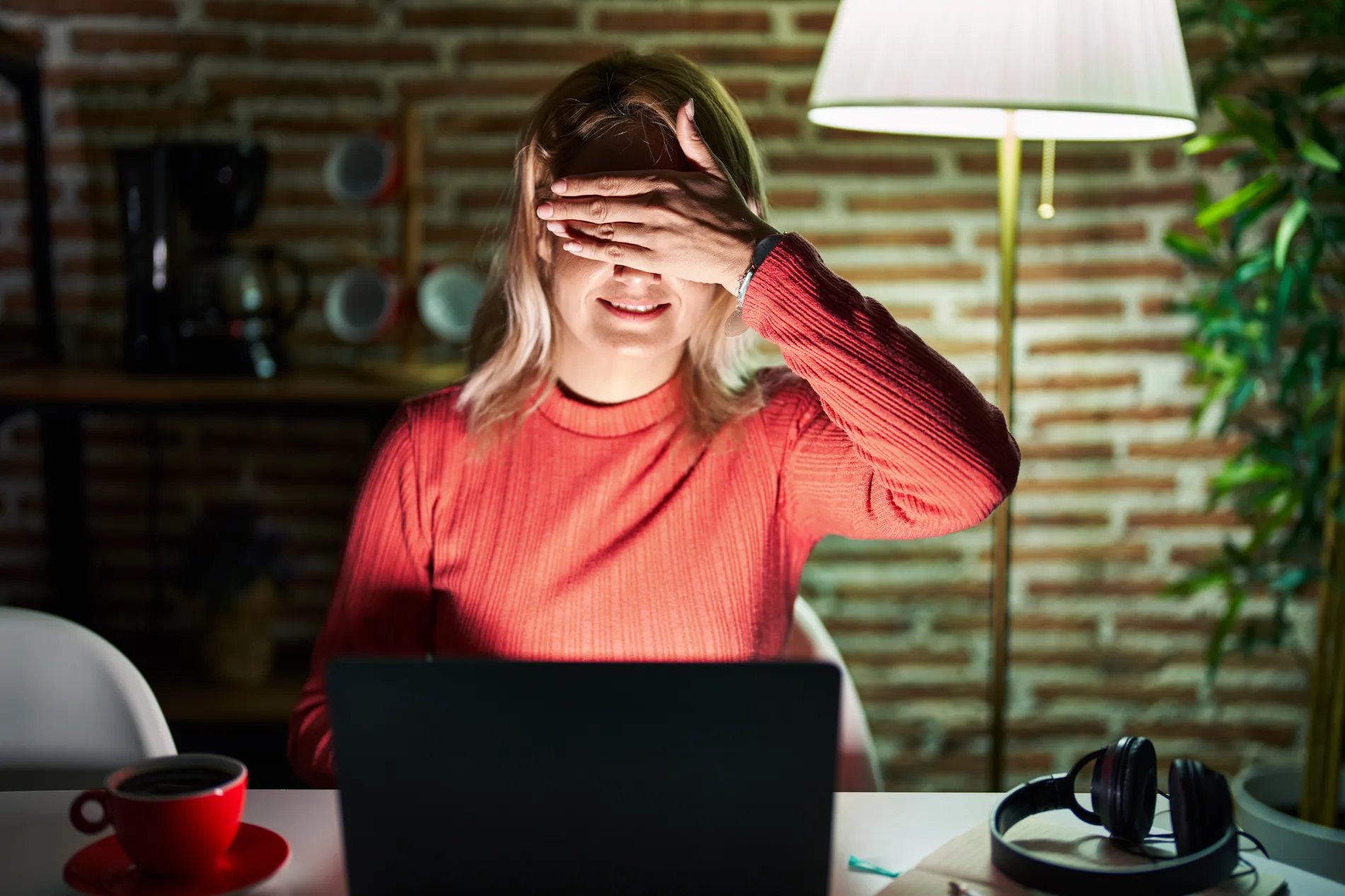 gestures and postures to relieve eye strain in front of a screen