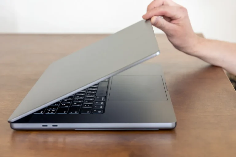 Que faire si la charnière de mon écran d’ordinateur est endommagée ?