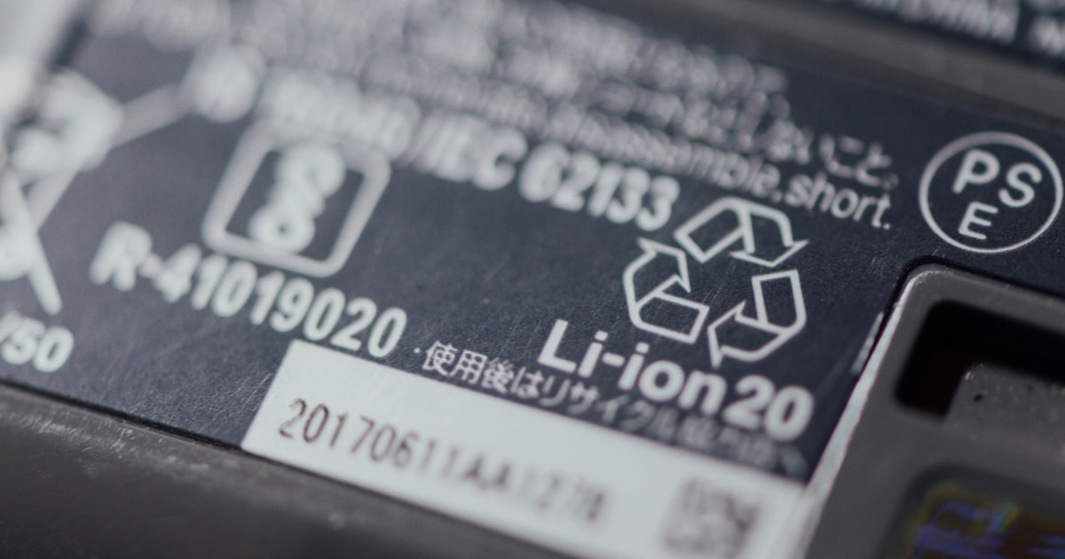 &Eacute;tiquette d'une batterie lithium-ion portant le symbole de recyclage et la norme IEC 62133a
