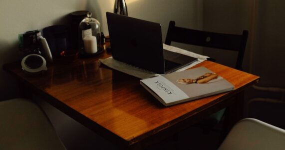 Poste de travail d un developpeur freelance avec ordinateur portable sur un bureau en bois