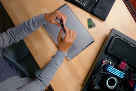 ¿Cómo puedo comprobar la capacidad máxima de RAM que se puede instalar en un portátil?