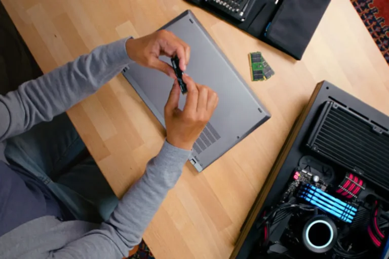¿Cómo puedo comprobar la capacidad máxima de RAM que se puede instalar en un portátil?