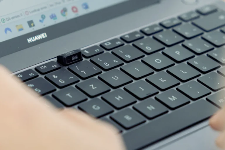¿Cómo puedo desactivar la webcam de mi PC con Windows?