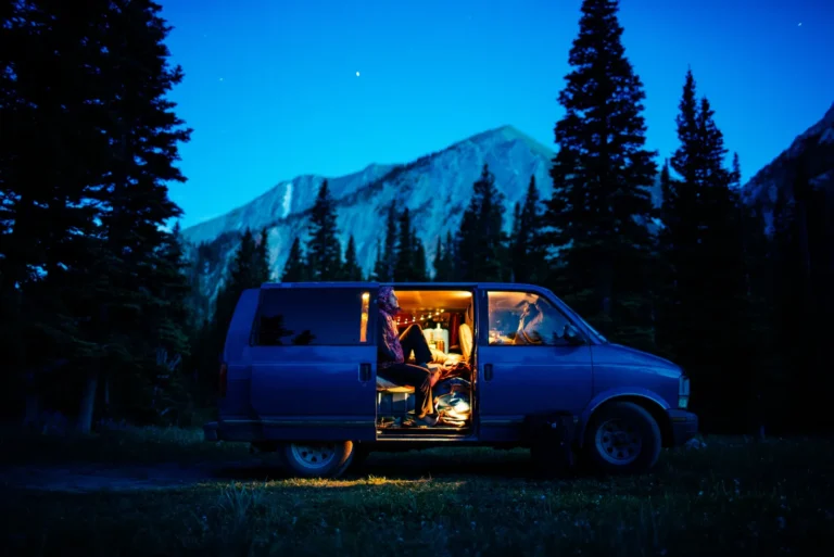 Cargar el ordenador en el camping, el coche o la furgoneta: guía completa